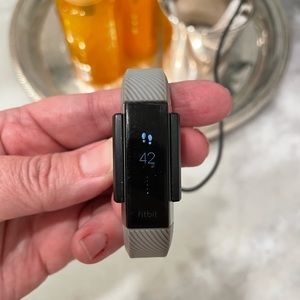 Alta Fitbit HR. Plus 10 bands + 3 Chargers.